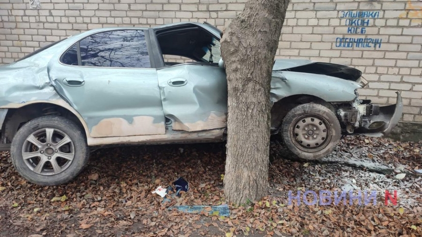 После столкновения с «Тойотой» «Хюндай» застрял между стеной и деревом: травмирован водитель