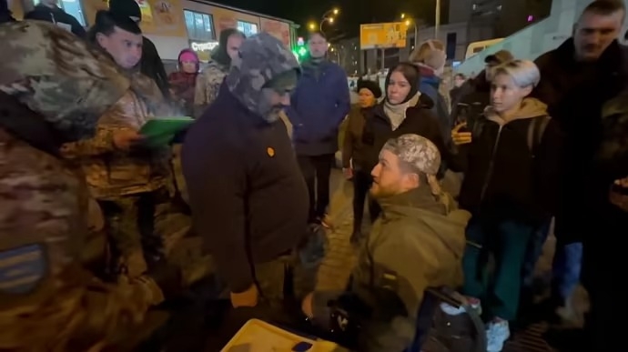 После конфликта с ветераном полиция проверяет фонд, который собирает деньги возле метро в Киеве