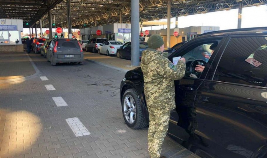 Виїзд студентів: у Міносвіти розповіли, хто і на який термін зможе залишити Україну