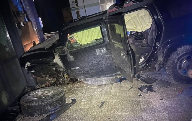 Под Киевом Hummer врезался в дом: водитель был пьян, есть пострадавшие