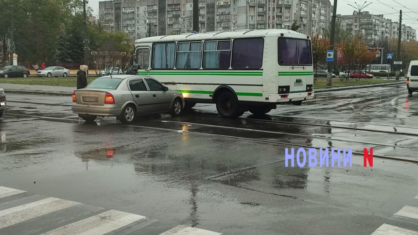 В центре Николаева девушка на «Опеле» врезалась в автобус: на Садовой пробка