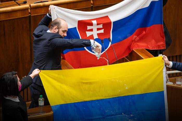 Словаччина офіційно припиняє військову допомогу Україні