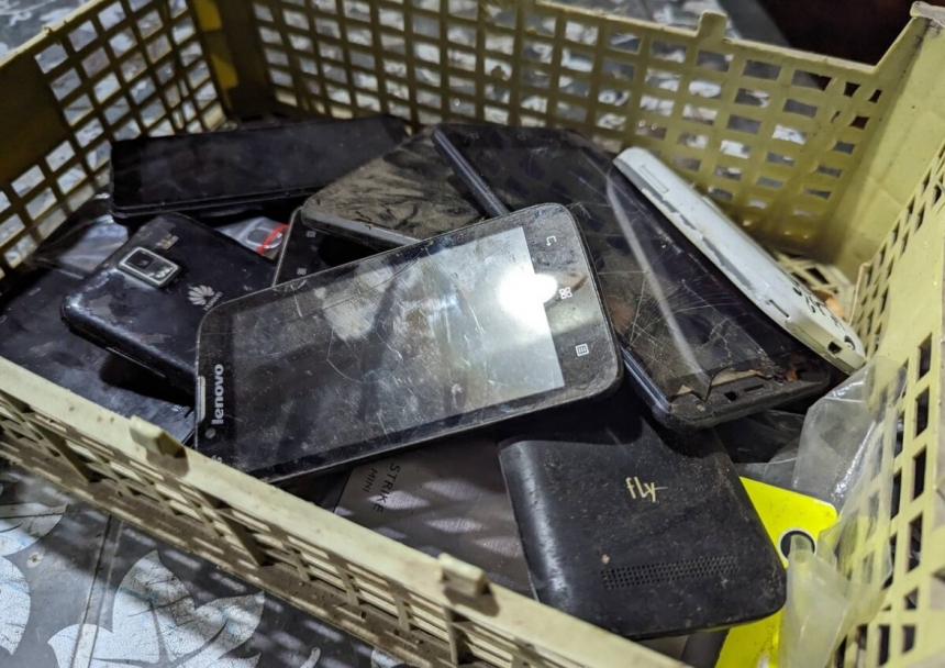 Кто и зачем покупает старые смартфоны