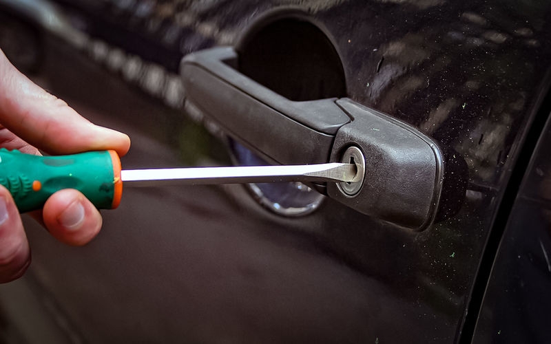 Как открыть свой автомобиль без ключа: семь способов