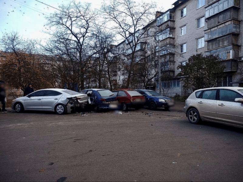Пьяный водитель протаранил пять машин во дворе
