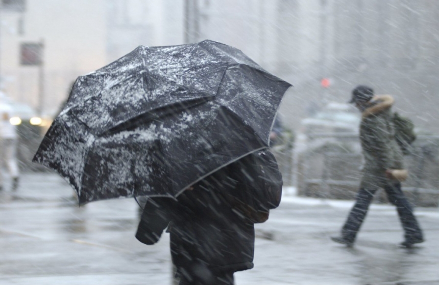 Сніг, хуртовини та крижаний дощ: синоптикиня попередила про активний циклон за кілька днів