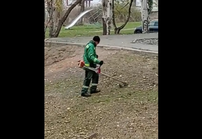 В Николаеве коммунальщики в ноябре «косят» землю (видео)