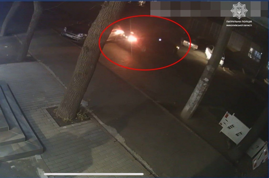 У Миколаєві розшукують власника автомобіля, який протаранив «Рено» та зник з місця події