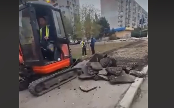 40 км до позицій ворога: у Миколаєві викладають плиткою доріжки біля адміністрації (відео 18+)