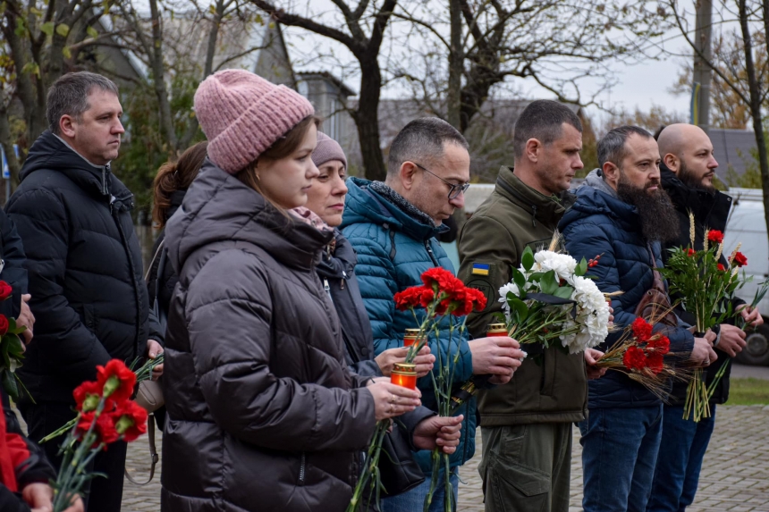 В Николаеве почтили память жертв голодоморов в Украине (фоторепортаж)