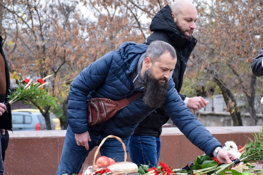 В Николаеве почтили память жертв голодоморов в Украине (фоторепортаж)