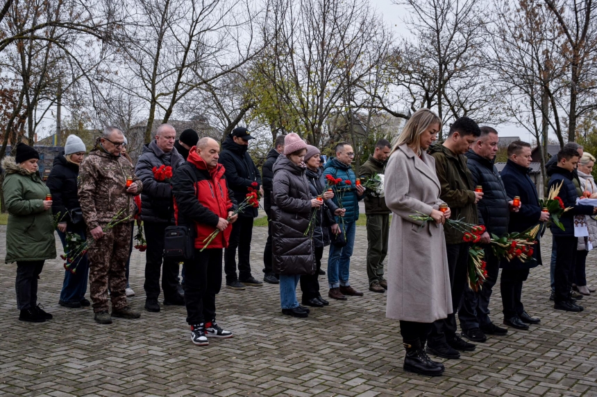 В Николаеве почтили память жертв голодоморов в Украине (фоторепортаж)