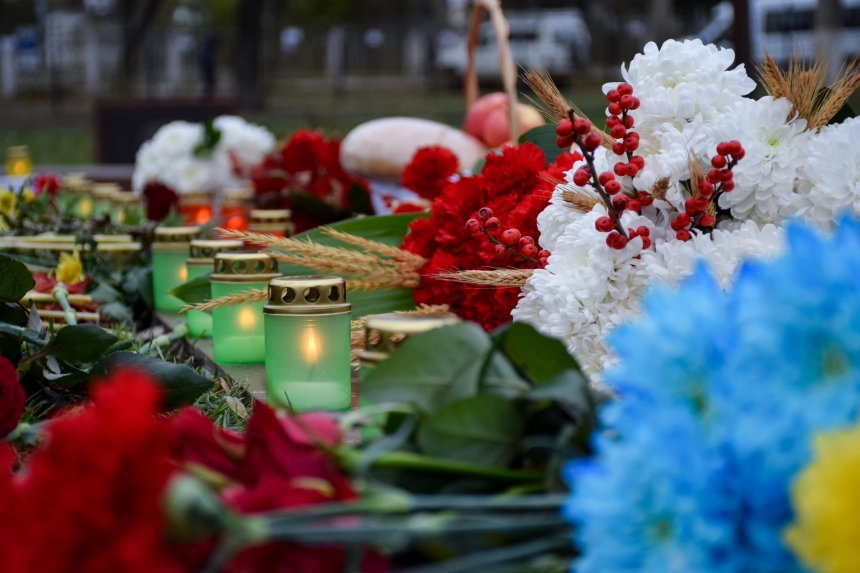 В Николаеве почтили память жертв голодоморов в Украине (фоторепортаж)