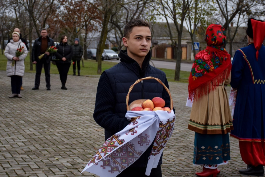 В Николаеве почтили память жертв голодоморов в Украине (фоторепортаж)