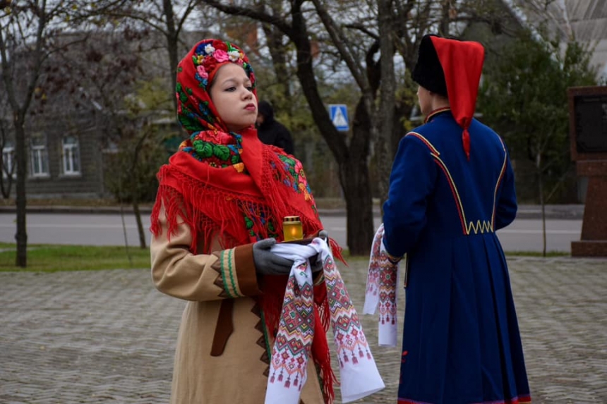 В Николаеве почтили память жертв голодоморов в Украине (фоторепортаж)