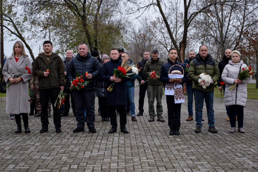 В Николаеве почтили память жертв голодоморов в Украине (фоторепортаж)