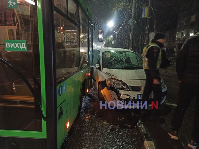 В Николаеве водитель «Рено», пытавшийся скрыться с места ДТП, врезался в городской автобус