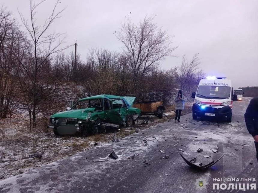На трассе под Вознесенском столкнулись ВАЗ и BMW: пострадал один из водителей