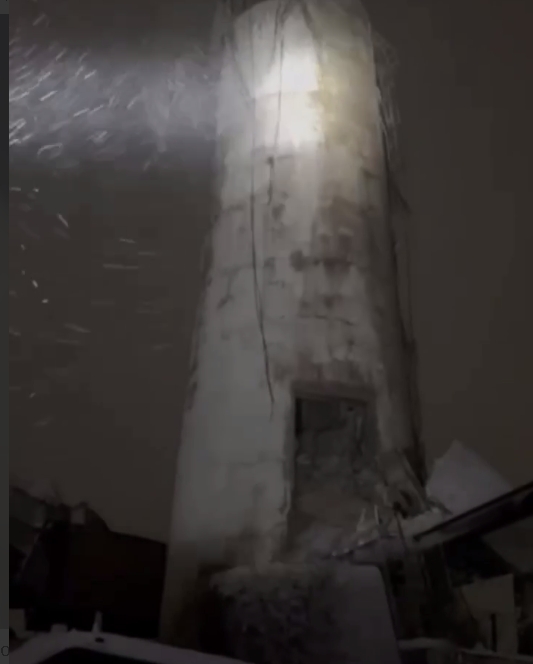 В Одессе из-за ветра  рухнула 100-метровая труба котельной