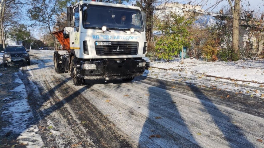 В Николаеве высота снега достигала 12 см: улицы расчищали 12 машин и 4 трактора