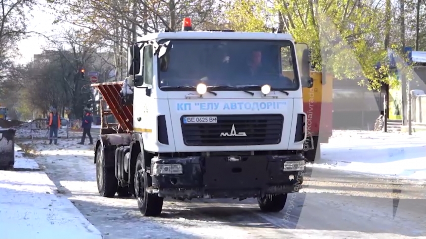 За ніч на дороги Миколаєва висипали 85 тонн протиожеледних реагентів