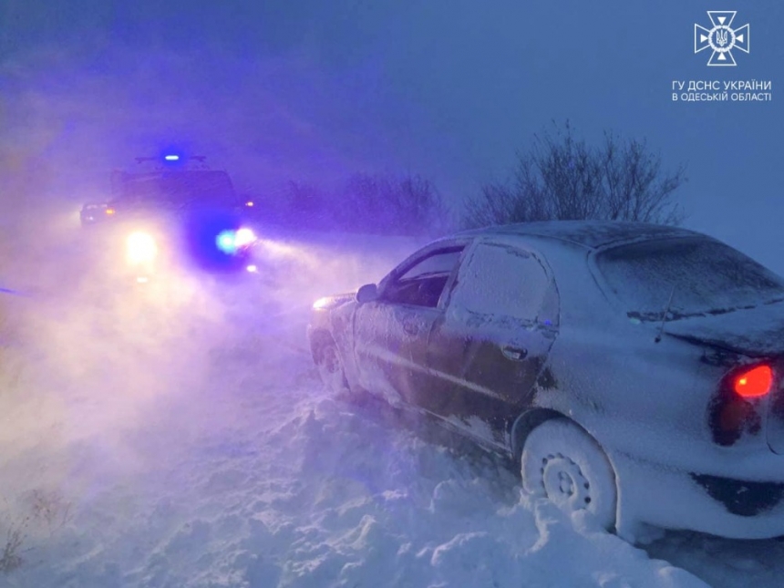 У Миколаївській області рятувальники звільнили зі снігового полону 137 автомобілів