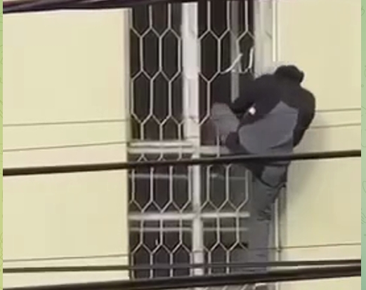 Мужчина сбежал из здания ТЦК через окно на втором этаже в Мукачево (видео)