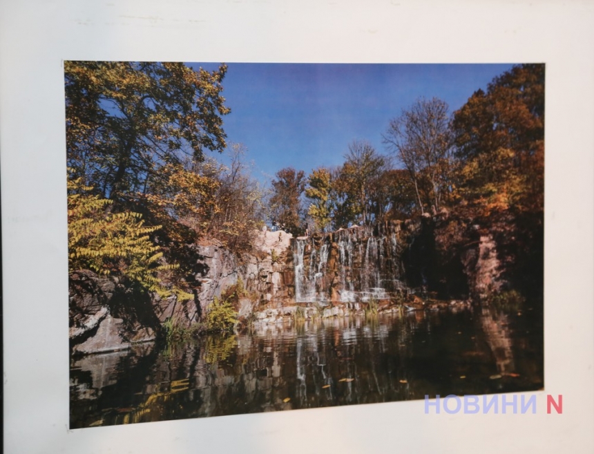 Красоты осени в объективах николаевских фотографов: в театре открылась выставка «Спогади» (фоторепортаж)