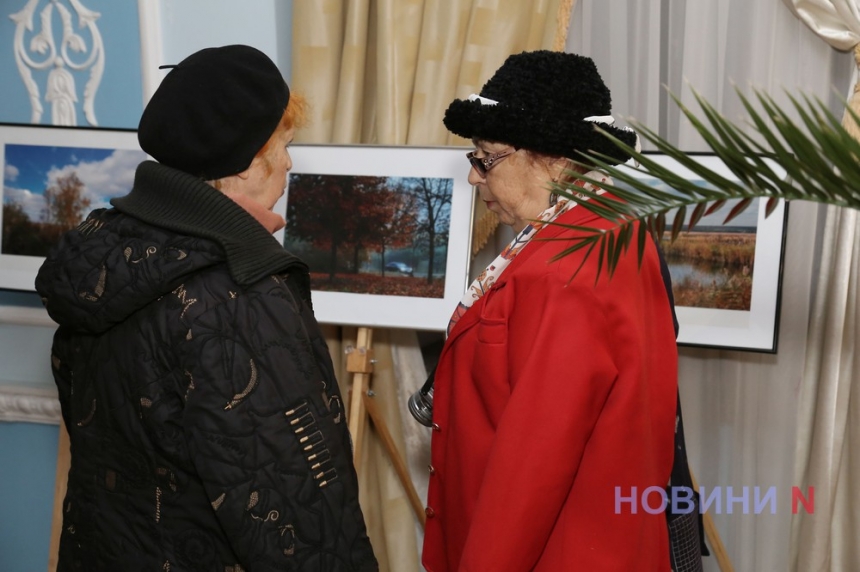 Красоты осени в объективах николаевских фотографов: в театре открылась выставка «Спогади» (фоторепортаж)