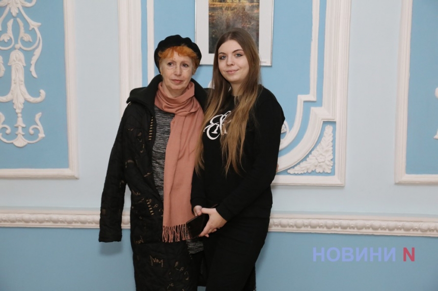 Красоты осени в объективах николаевских фотографов: в театре открылась выставка «Спогади» (фоторепортаж)