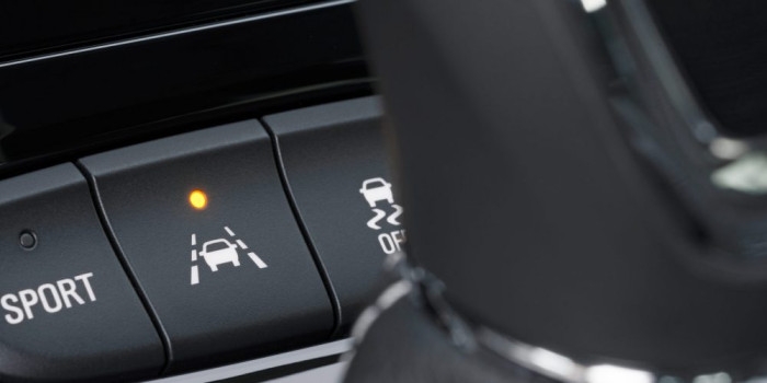 Водіям назвали шість «секретних» кнопок в автомобілі, про які мало хто знає