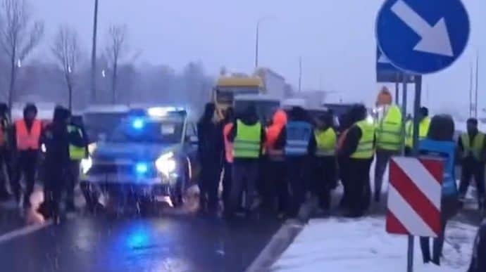 Украинские водители перекрыли дороги в польских городах в знак протеста против блокировки границы (видео)