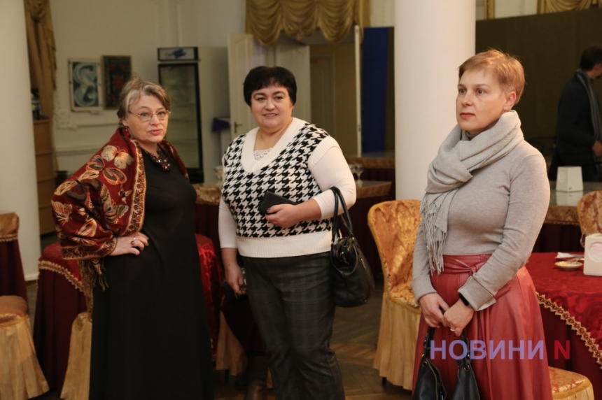 В очікуванні Різдва: у миколаївському театрі відкрилася виставка «Святкові дива» (фоторепортаж)