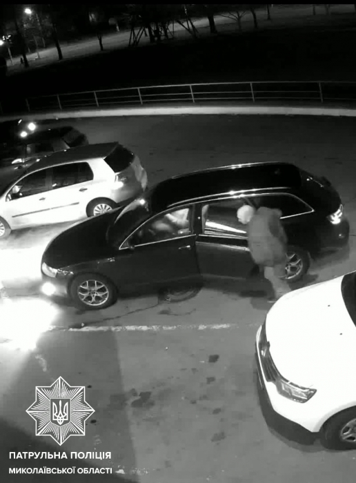 У Миколаєві чорний автомобіль зіткнувся з «Опелем» – винуватець ДТП втік, його розшукує поліція