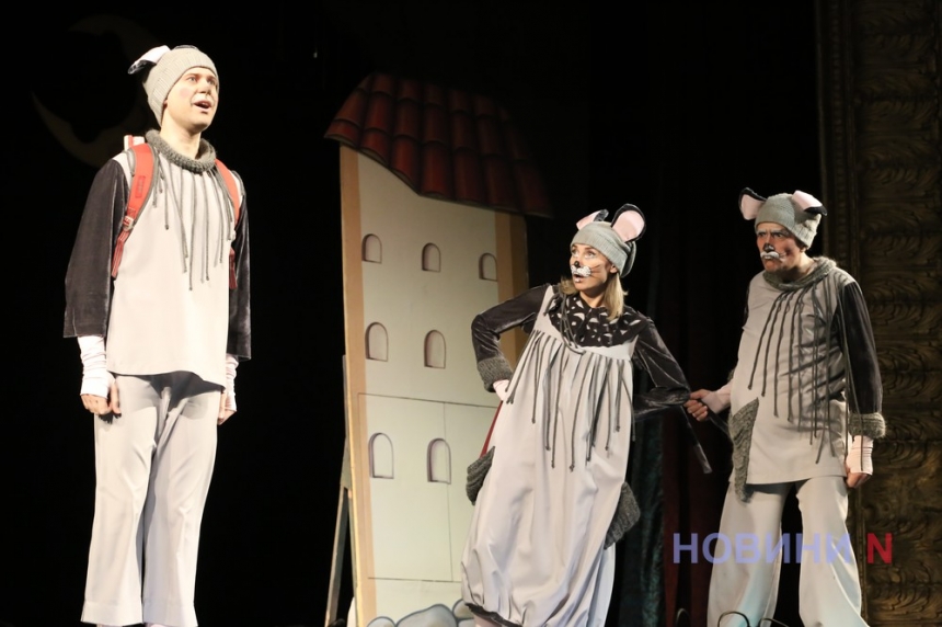 Кохання переможе все: артисти «Театру Корифеїв» подарували маленьким миколаївцям музичну казку (фоторепортаж)