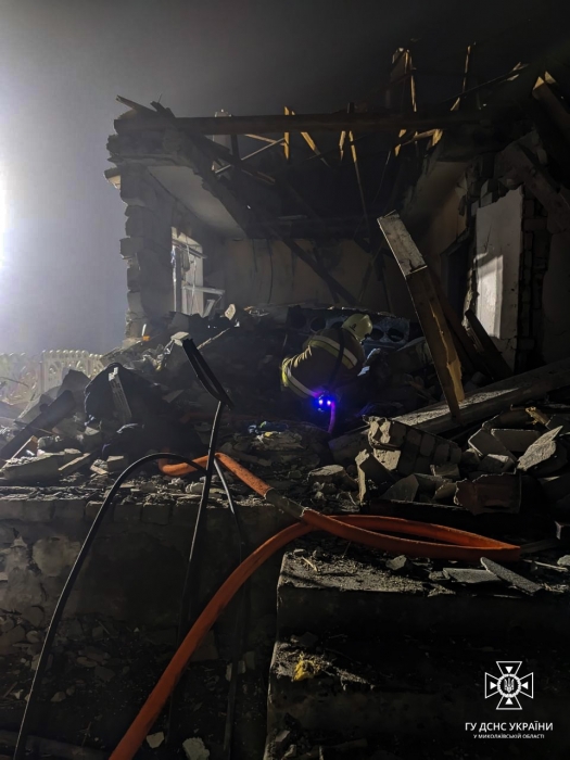 Спасатели показали последствия ночного обстрела Николаевской области (фото)