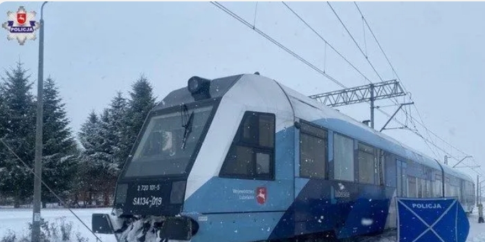 В Польше поезд сбил железнодорожников, которые расчищали снег: один из них погиб