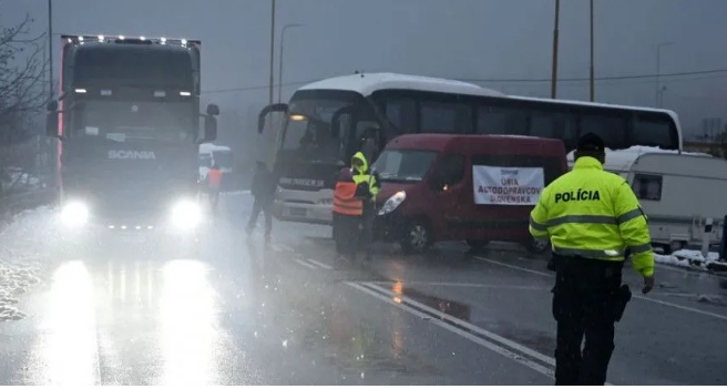 Блокади далекобійників: 650 вантажівок стоять у черзі на кордоні з боку Словаччини