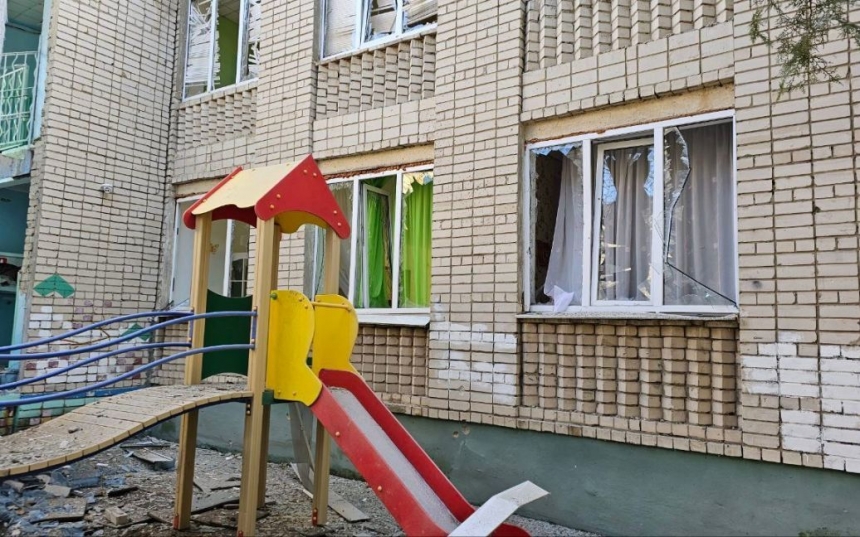 Росіяни влучили в дитсадок у Херсоні: поранено жінку