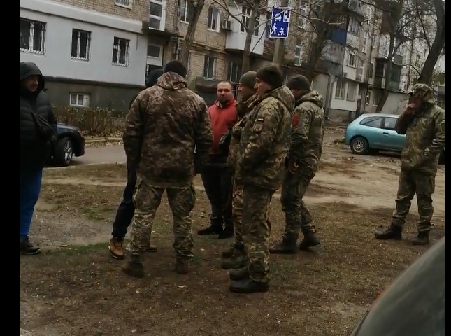 У Миколаєві таксисти відбили у ТЦК свого колегу (відео)