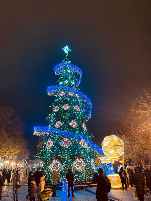 На Дерибасовской открыли главную елку Одессы (фото). Читайте на UKR.NET