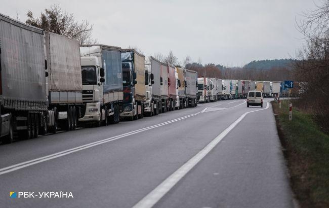 Блокада на границе с Польшей: украинские фуры вывозят по железной дороге (видео)
