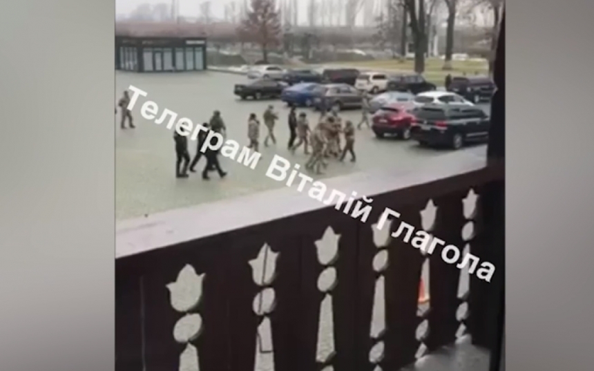 Сотрудники ТЦК с автоматами пришли с рейдом в оздоровительный комплекс «Косино» на Закарпатье (видео)