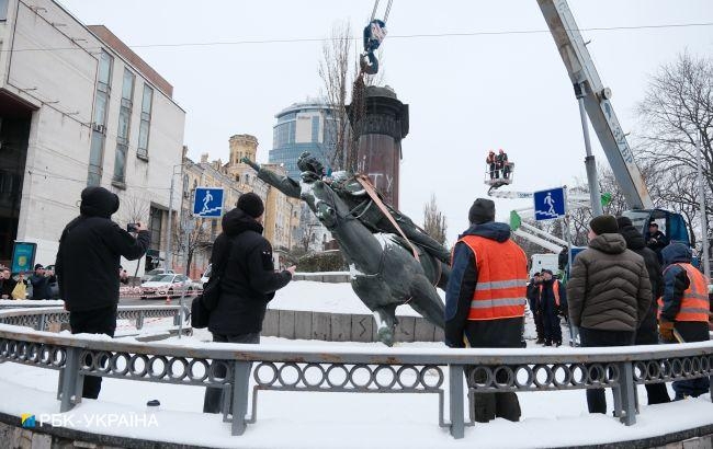 Простояв майже 70 років: у Києві демонтували пам'ятник Щорсу