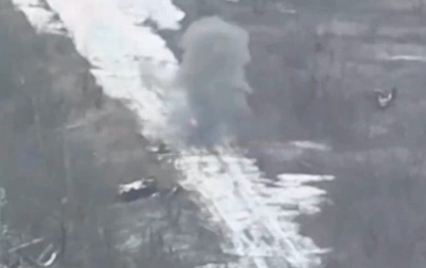 Украинский FPV уничтожил колесный дрон врага (видео)
