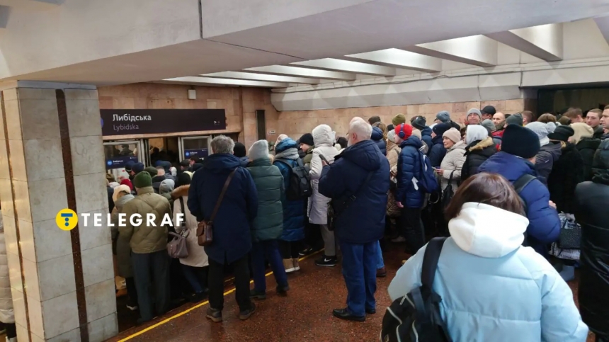 У Києві через закриті станції в метро утворилися черги і тиснява (відео)