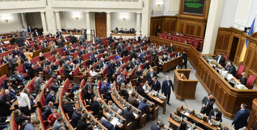 Дружини багатші за чоловіків: народні депутати подали декларації про доходи