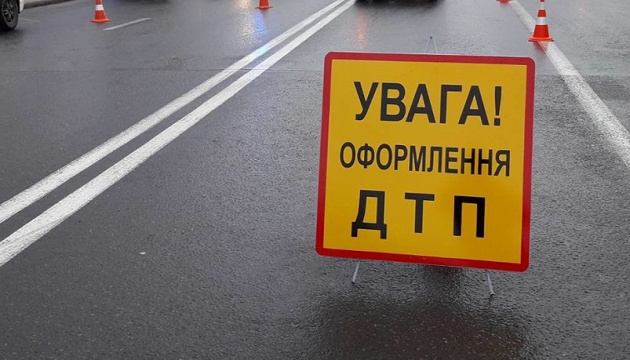 У Миколаївській області розшукують кросовер, який спровокував ДТП