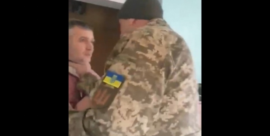 «Я б тебе задушив»: на Львівщині чоловік у військовій формі погрожував священникові повісткою (відео)
