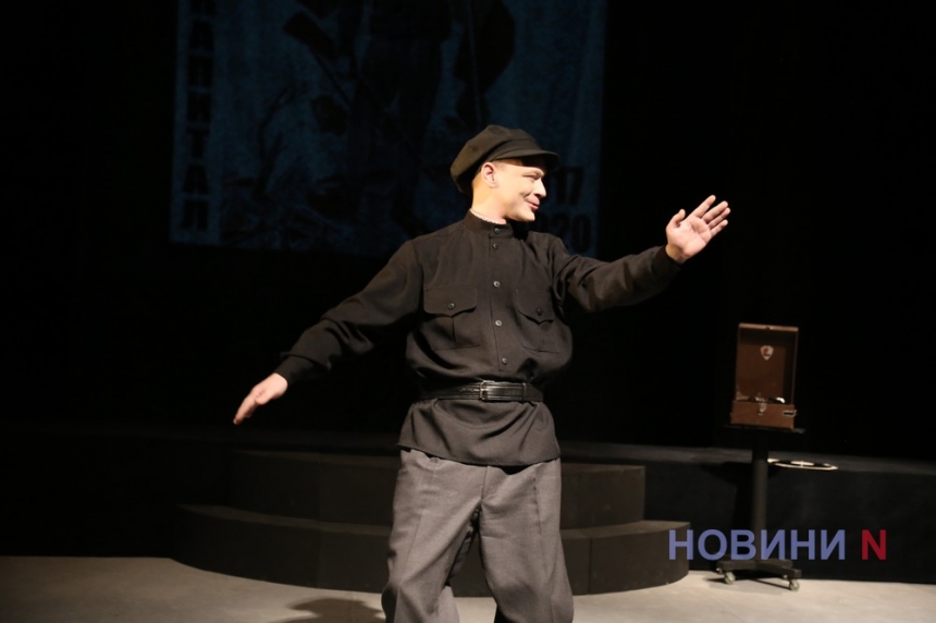 «Дирижер Ангелов»: в николаевском театре прошла премьера спектакля о жизни автора «Щедрика» (фоторепортаж)